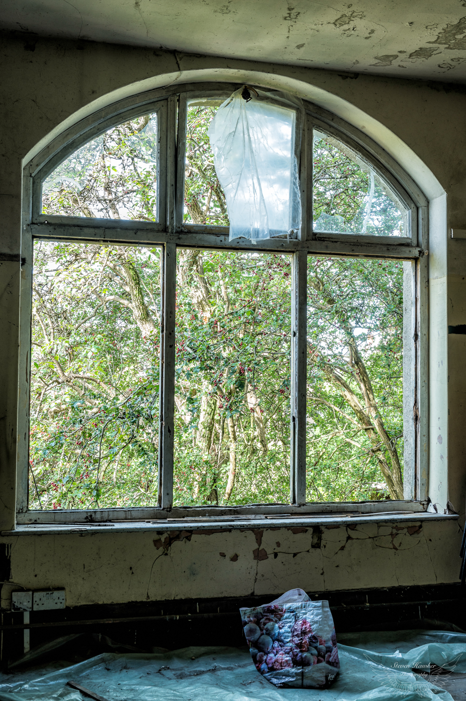 Broken window at Cefn Fforest Miners Institute